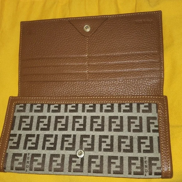 ✅️100% Authentic Fendi Wallet - Picture 2 of 8